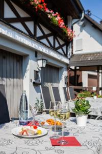 - une table avec des assiettes de nourriture et des verres à vin dans l'établissement Hotel Restaurant Haus Waldesruh, à Eppenbrunn