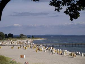a crowd of people on a beach near the water at Herrmann Jens in Pelzerhaken