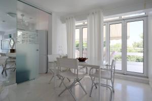 Photo de la galerie de l'établissement Sea View Dreamy Penthouse in Vouliagmeni, à Athènes