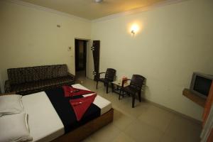 Hotel Laxmibai Palace- Only 300 miter from Sai Baba Temple!!!!的电视和/或娱乐中心