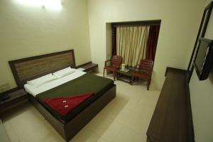 Hotel Laxmibai Palace- Only 300 miter from Sai Baba Temple!!!!客房内的一张或多张床位