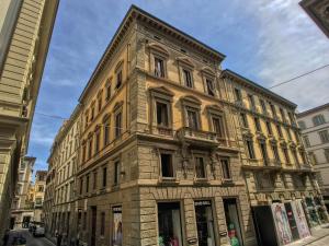 フィレンツェにあるPicturesque Apartment in Florence Town Centreの通路側の高いレンガ造りの建物