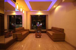 Hotel Laxmibai Palace- Only 300 miter from Sai Baba Temple!!!!的休息区