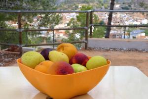 un bol de fruta sentado sobre una mesa en Hotel de Montaña La Rocha, en Quesa