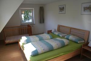 ペルツァーハケンにあるKlotz Uweのベッドルーム1室(枕付きのベッド2台付)