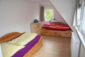 ペルツァーハケンにあるKlotz Uweのベッドルーム1室(ベッド1台付)、階段(窓付)が備わります。