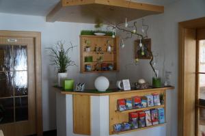 Una habitación con un mostrador con libros. en Pension Strolz en Sankt Anton am Arlberg