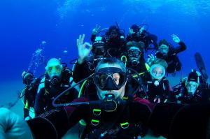 un grupo de personas en un equipo de buceo en el agua en Apartamentos Guanarama, en Puerto del Carmen