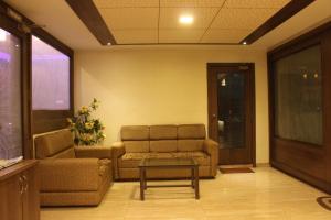 Hotel Laxmibai Palace- Only 300 miter from Sai Baba Temple!!!!的休息区