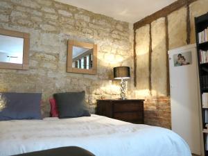 - une chambre avec un grand lit et un miroir dans l'établissement Montmartre Del Sarte Cosy CityCosy, à Paris