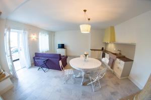 a kitchen and living room with a table and chairs at Villa Colli Storici in Desenzano del Garda