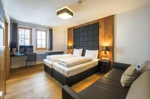 pokój hotelowy z łóżkiem i kanapą w obiekcie Bolodges Apartments by Alpin Rentals w Saalbach Hinterglemm