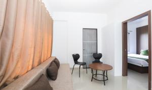 Predel za sedenje v nastanitvi Treebo Sapphire Studio