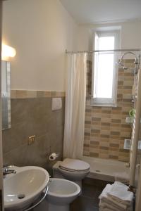 ein Bad mit einem WC, einem Waschbecken und einer Dusche in der Unterkunft B&B Novecento in Palermo