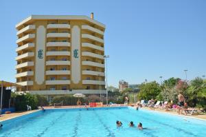 una piscina con un edificio sullo sfondo di Residence Eurhotel a Montesilvano