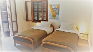 two beds sitting next to each other in a room at Harbour view flat in Kyrenia -Girne in Kérynia