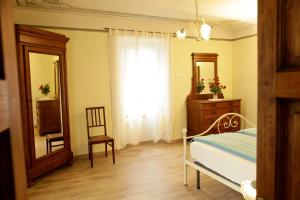 A bed or beds in a room at Villa Perla del Lago