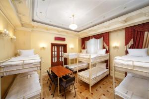 een kamer met 4 stapelbedden en een tafel bij Hostel Suputnyk in Lviv