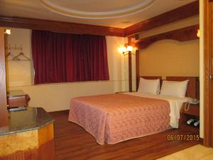 En eller flere senge i et værelse på Huangjia Motel