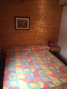 Ein Bett oder Betten in einem Zimmer der Unterkunft Bungalow para 4 personas con piscina privada