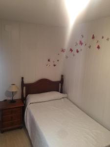 1 dormitorio con 1 cama con mariposas en la pared en El Cordobes en Córdoba