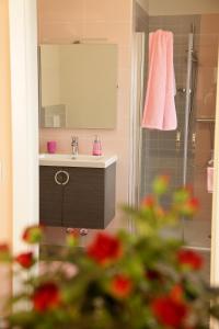 A bathroom at Villa Perla del Lago