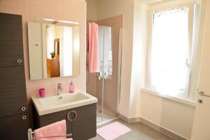 A bathroom at Villa Perla del Lago