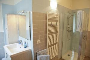 A bathroom at Villa Perla del Lago