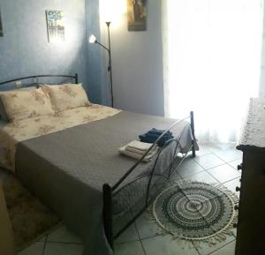 1 dormitorio con 1 cama en una habitación en The Cinema Flat, en Atenas
