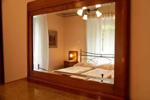 A bed or beds in a room at Villa Perla del Lago