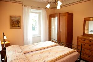 A bed or beds in a room at Villa Perla del Lago