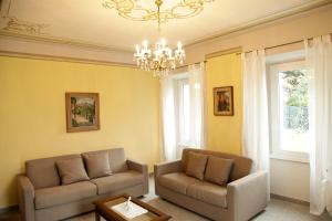 A seating area at Villa Perla del Lago