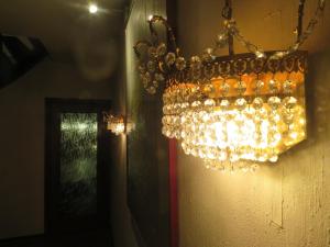 a chandelier hanging from a wall in a room at Guesthouse La maison de Fille in Diest