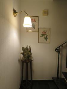 a room with a lamp and a table with a plant at Guesthouse La maison de Fille in Diest