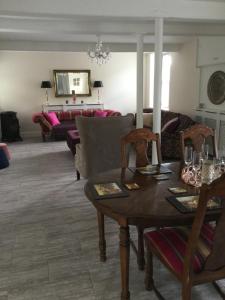ein Wohnzimmer mit einem Tisch und einem Sofa in der Unterkunft The Stone House, Multyfarnham in Multyfarnham