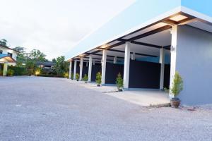 an empty parking lot next to a building at โรงแรมโทนี่วิลเลจTony Hotel in Phatthalung
