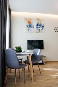 ein Esszimmer mit einem Tisch und Stühlen in der Unterkunft Apartment4You in Palanga