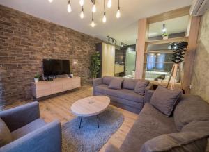 Un televizor și/sau centru de divertisment la Empire Luxury Apartments
