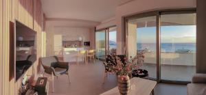 uma sala de estar com um vaso de flores sobre uma mesa em Best Seaview Attica em Saronida