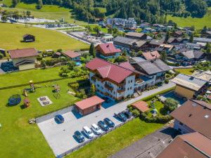 - une vue aérienne sur une petite ville avec des maisons dans l'établissement Landhaus & Appartementhaus Haussteiner, à Dorfgastein