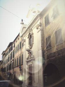 een gebouw met een standbeeld aan de zijkant bij Appartamento La Maddalene in Pisa