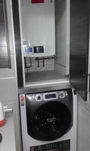 a washer and dryer in a small kitchen at Apartamento La Paz de Versalles in Avilés