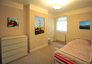1 dormitorio con cama y ventana en East End London Garden Flat en Londres