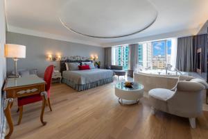 Cama ou camas em um quarto em CVK Taksim Hotel Istanbul