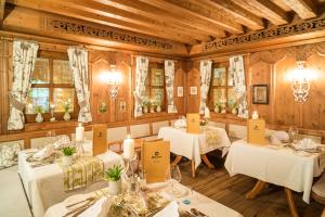Restauracja lub miejsce do jedzenia w obiekcie Wellnessresidenz Alpenrose
