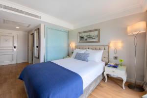 Cama ou camas em um quarto em CVK Taksim Hotel Istanbul