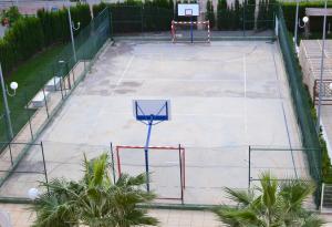 Tenis a/nebo squash v ubytování Apartamento Nuevo con Gran Terraza y Wifi en Canet nebo okolí
