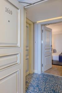 Cama ou camas em um quarto em CVK Taksim Hotel Istanbul