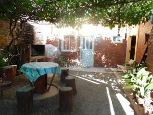un patio con un tavolo e alcuni ceppi d'albero di Nicolas Nancy Ricardo a Las Grutas