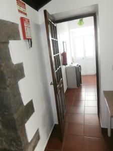 a hallway with a door leading into a room at Casa Dos Mosteiros in Mosteiros